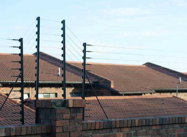 Cerca electrificada instalada sobre barda